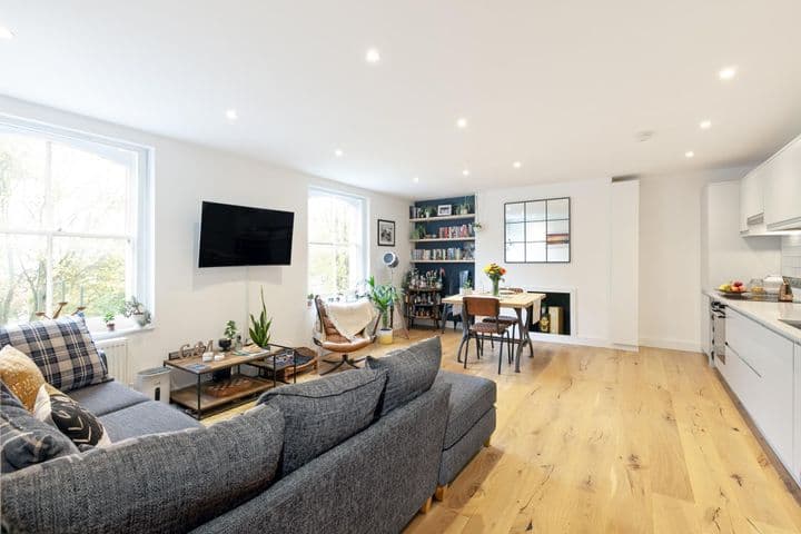 2 bedrooms apartment for sale in London, United Kingdom - Image 2