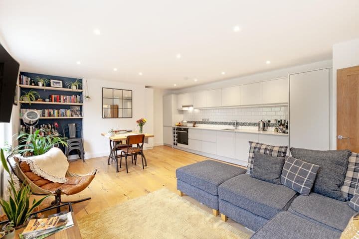 2 bedrooms apartment for sale in London, United Kingdom - Image 7