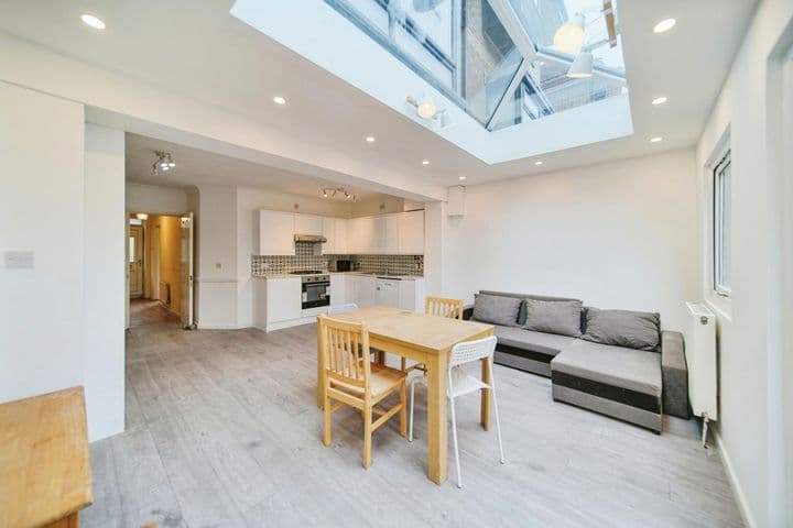 5 bedrooms house for sale in London, United Kingdom - Image 2