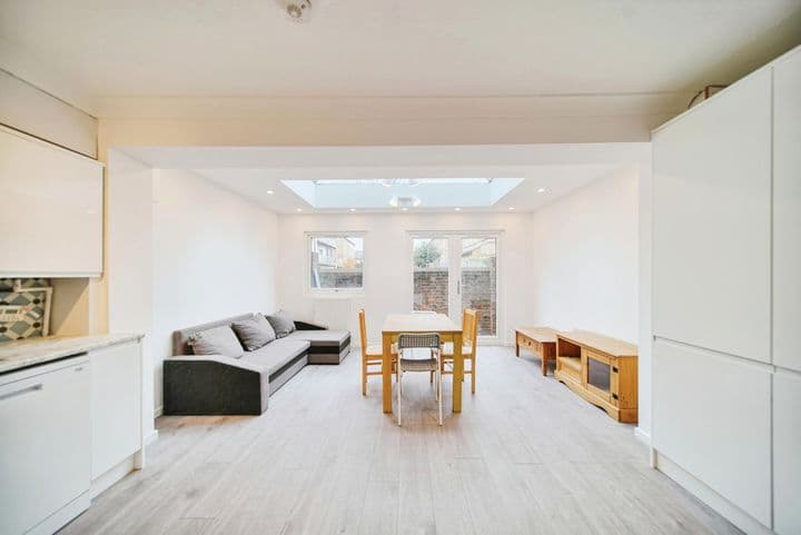 5 bedrooms house for sale in London, United Kingdom - Image 3