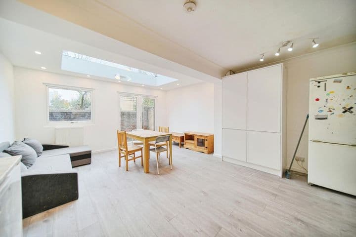 5 bedrooms house for sale in London, United Kingdom - Image 8