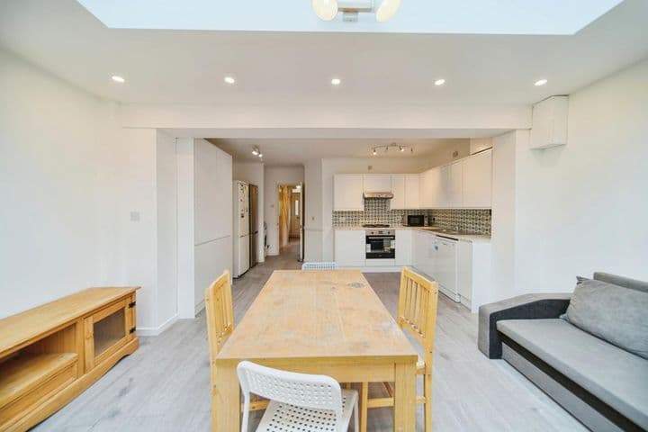 5 bedrooms house for sale in London, United Kingdom - Image 5