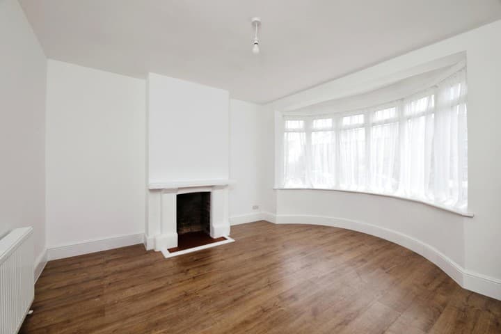 3 bedrooms house for sale in London, United Kingdom - Image 2