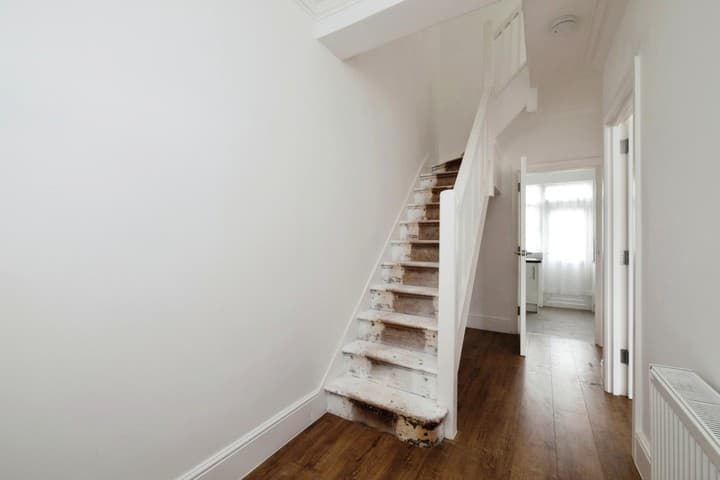 3 bedrooms house for sale in London, United Kingdom - Image 10