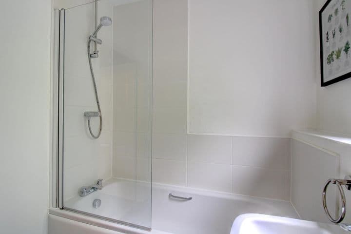 1 bedroom apartment for sale in Rugeley, United Kingdom - Image 9