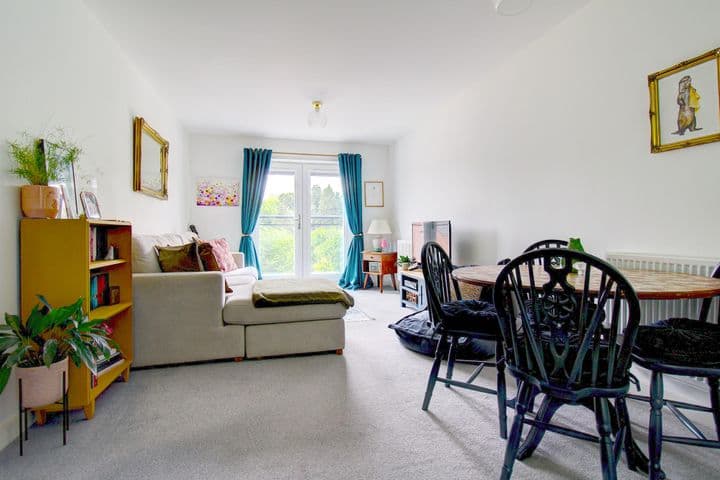 1 bedroom apartment for sale in Rugeley, United Kingdom - Image 2