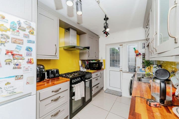 2 bedrooms house for sale in Ruislip, United Kingdom - Image 2