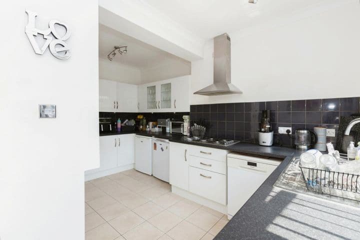 3 bedrooms house for sale in London, United Kingdom - Image 2