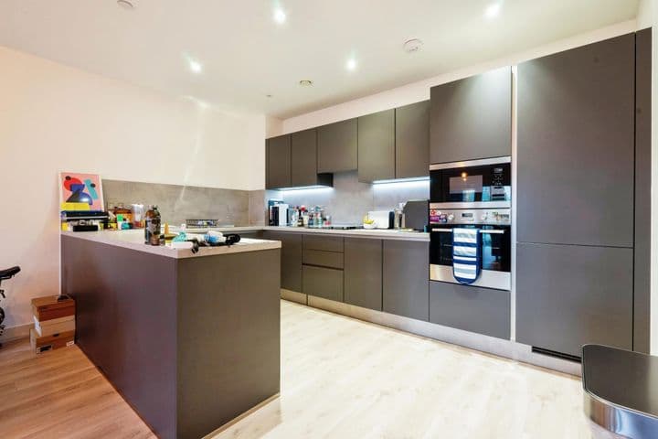 2 bedrooms apartment for sale in London, United Kingdom - Image 3