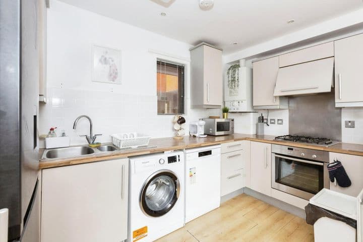 2 bedrooms apartment for sale in London, United Kingdom - Image 2