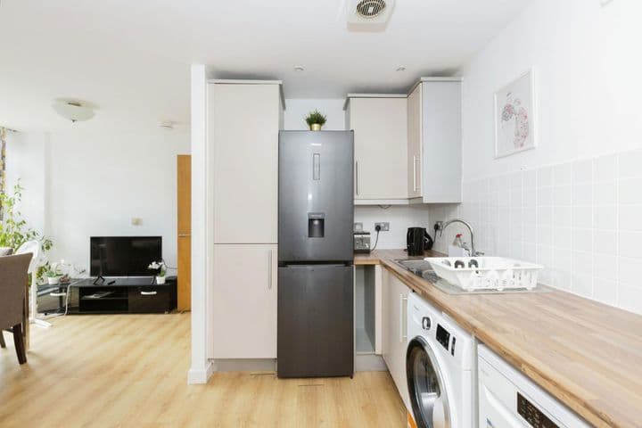 2 bedrooms apartment for sale in London, United Kingdom - Image 8