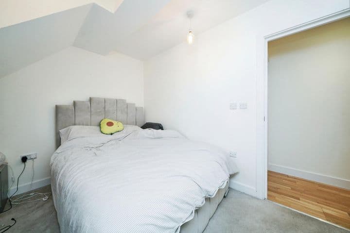 2 bedrooms apartment for sale in Walton-On-Thames, United Kingdom - Image 9