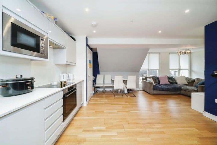 2 bedrooms apartment for sale in Walton-On-Thames, United Kingdom - Image 4