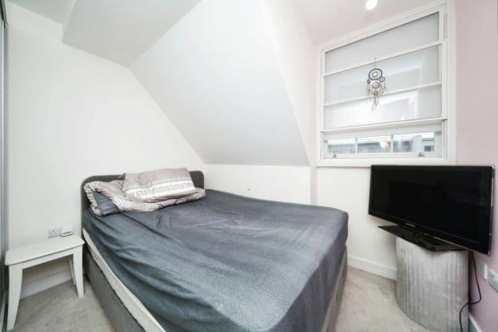 2 bedrooms apartment for sale in Walton-On-Thames, United Kingdom - Image 10