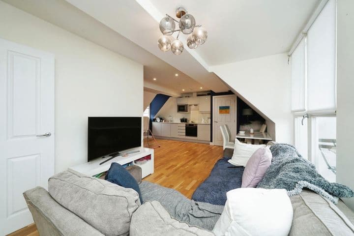 2 bedrooms apartment for sale in Walton-On-Thames, United Kingdom - Image 7