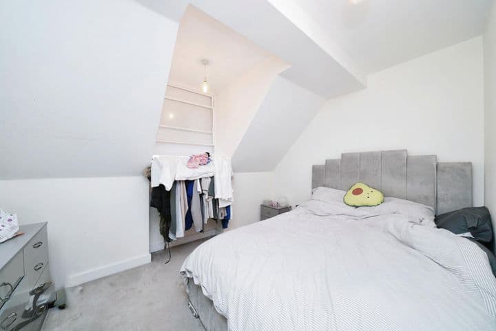 2 bedrooms apartment for sale in Walton-On-Thames, United Kingdom - Image 8