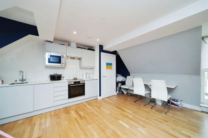 2 bedrooms apartment for sale in Walton-On-Thames, United Kingdom - Image 3