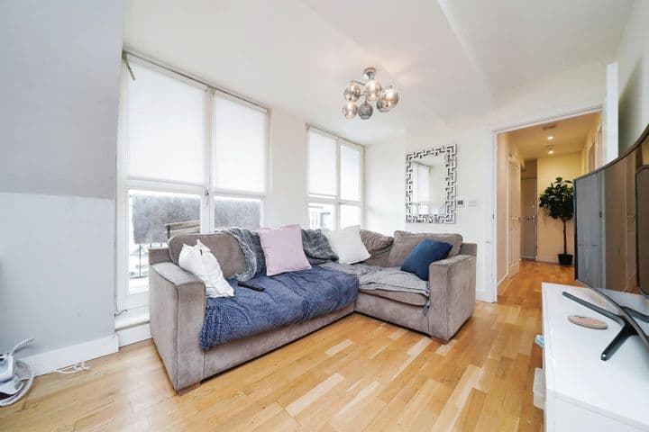 2 bedrooms apartment for sale in Walton-On-Thames, United Kingdom - Image 5