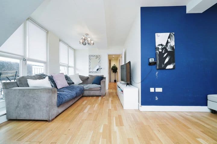 2 bedrooms apartment for sale in Walton-On-Thames, United Kingdom - Image 6