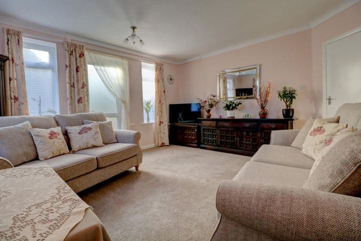 2 bedrooms apartment for sale in Folkestone, United Kingdom - Image 5