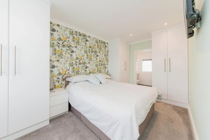 5 bedrooms house for sale in London, United Kingdom - Image 16