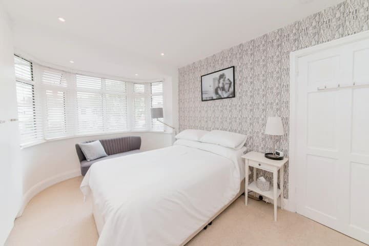 5 bedrooms house for sale in London, United Kingdom - Image 11