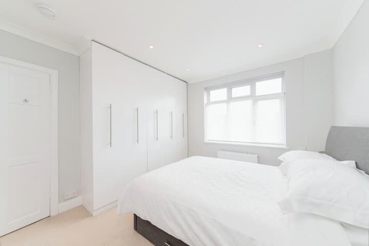 5 bedrooms house for sale in London, United Kingdom - Image 14