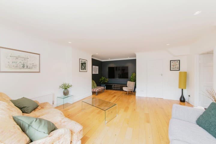 5 bedrooms house for sale in London, United Kingdom - Image 8