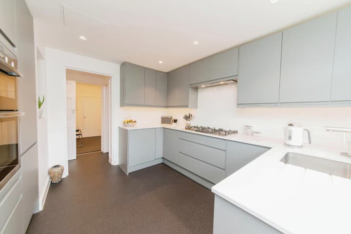 5 bedrooms house for sale in London, United Kingdom - Image 10