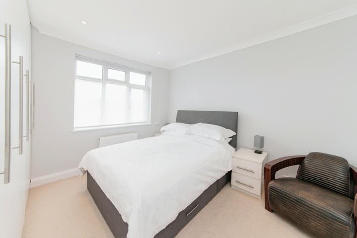 5 bedrooms house for sale in London, United Kingdom - Image 13