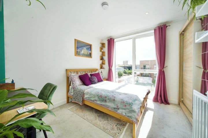 2 bedrooms apartment for sale in London, United Kingdom - Image 8