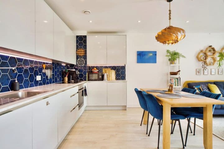 2 bedrooms apartment for sale in London, United Kingdom - Image 5