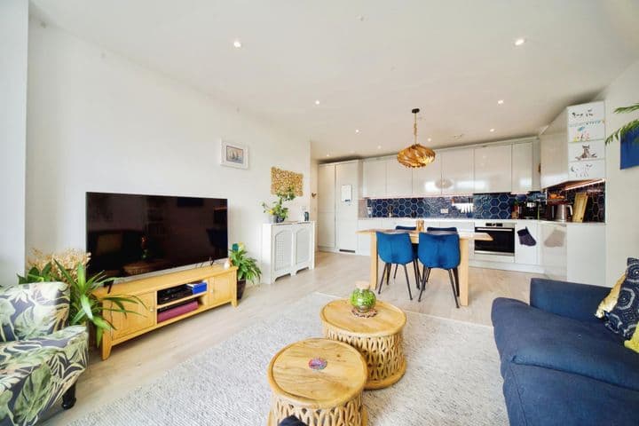 2 bedrooms apartment for sale in London, United Kingdom - Image 3