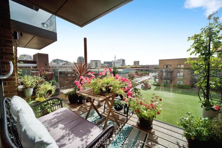 2 bedrooms apartment for sale in London, United Kingdom - Image 2