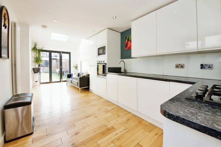 3 bedrooms house for sale in London, United Kingdom - Image 6