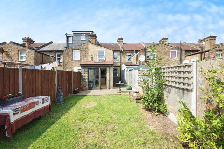 3 bedrooms house for sale in London, United Kingdom - Image 9