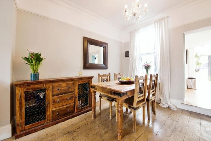 3 bedrooms house for sale in London, United Kingdom - Image 3