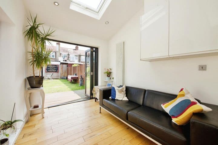 3 bedrooms house for sale in London, United Kingdom - Image 5