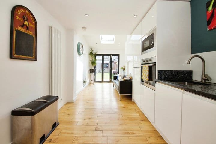 3 bedrooms house for sale in London, United Kingdom - Image 4