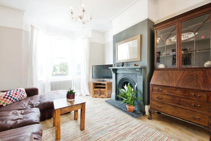 3 bedrooms house for sale in London, United Kingdom - Image 2