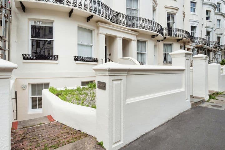 2 bedrooms apartment for sale in Hove, United Kingdom - Image 3