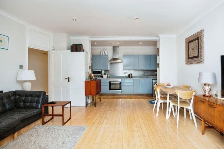 2 bedrooms apartment for sale in Hove, United Kingdom - Image 5