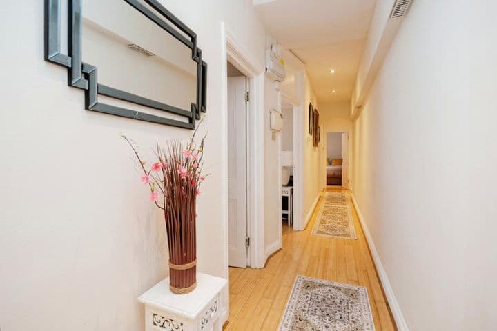 2 bedrooms apartment for sale in Hove, United Kingdom - Image 2