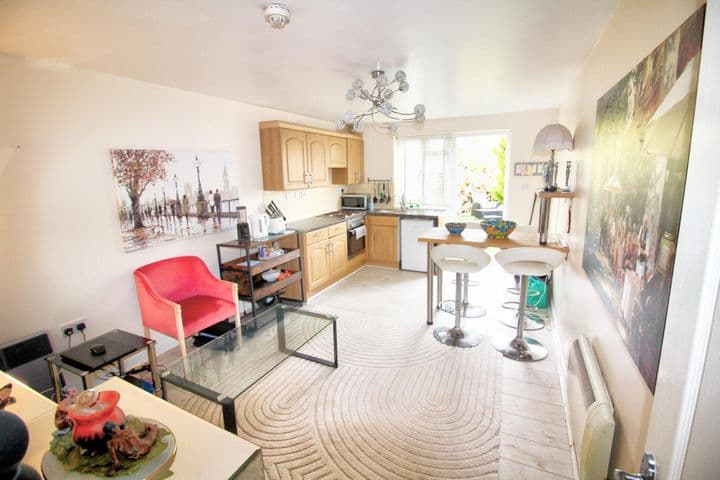 1 bedroom apartment for sale in Watford, United Kingdom - Image 3