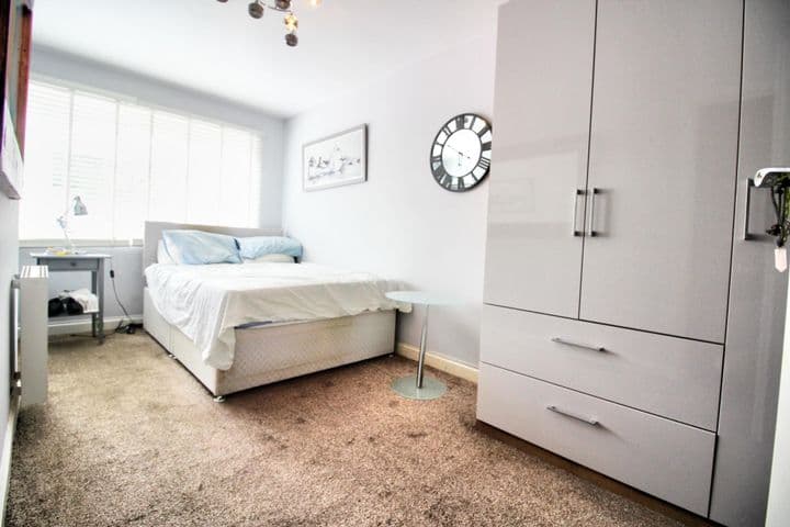 1 bedroom apartment for sale in Watford, United Kingdom - Image 6