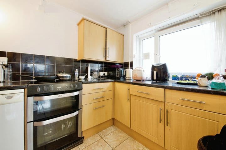 2 bedrooms apartment for sale in Woodford Green, United Kingdom - Image 7