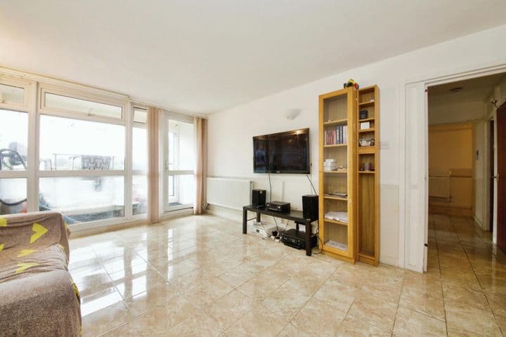 2 bedrooms apartment for sale in Woodford Green, United Kingdom - Image 2