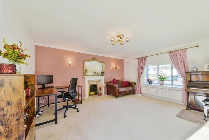 4 bedrooms house for sale in Stevenage, United Kingdom - Image 3