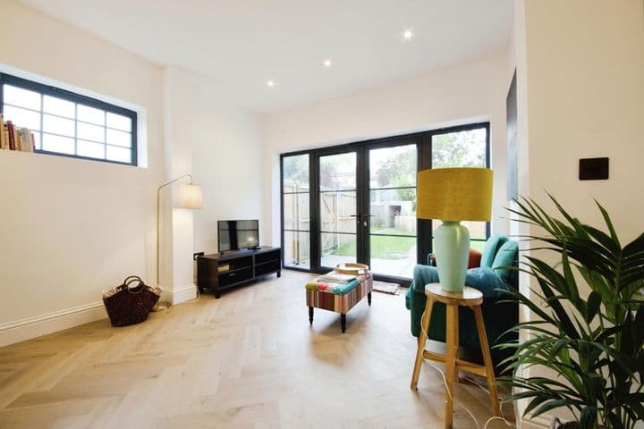 3 bedrooms house for sale in Barnet Borough, United Kingdom - Image 4