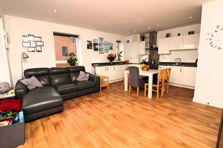 2 bedrooms apartment for sale in Dagenham, United Kingdom - Image 7